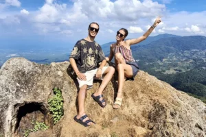 Autori del blog sopra ad una collina con vista panoramica in Asia