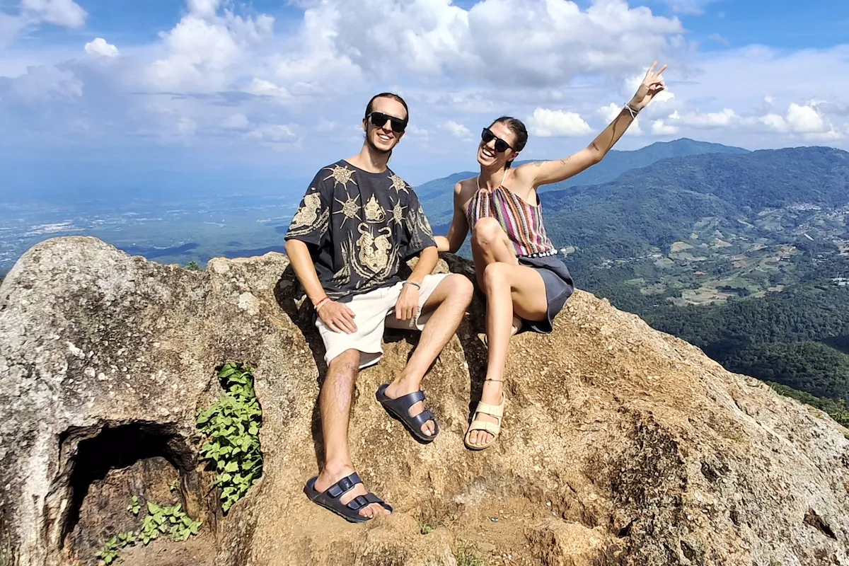 Autori del blog sopra ad una collina con vista panoramica in Asia