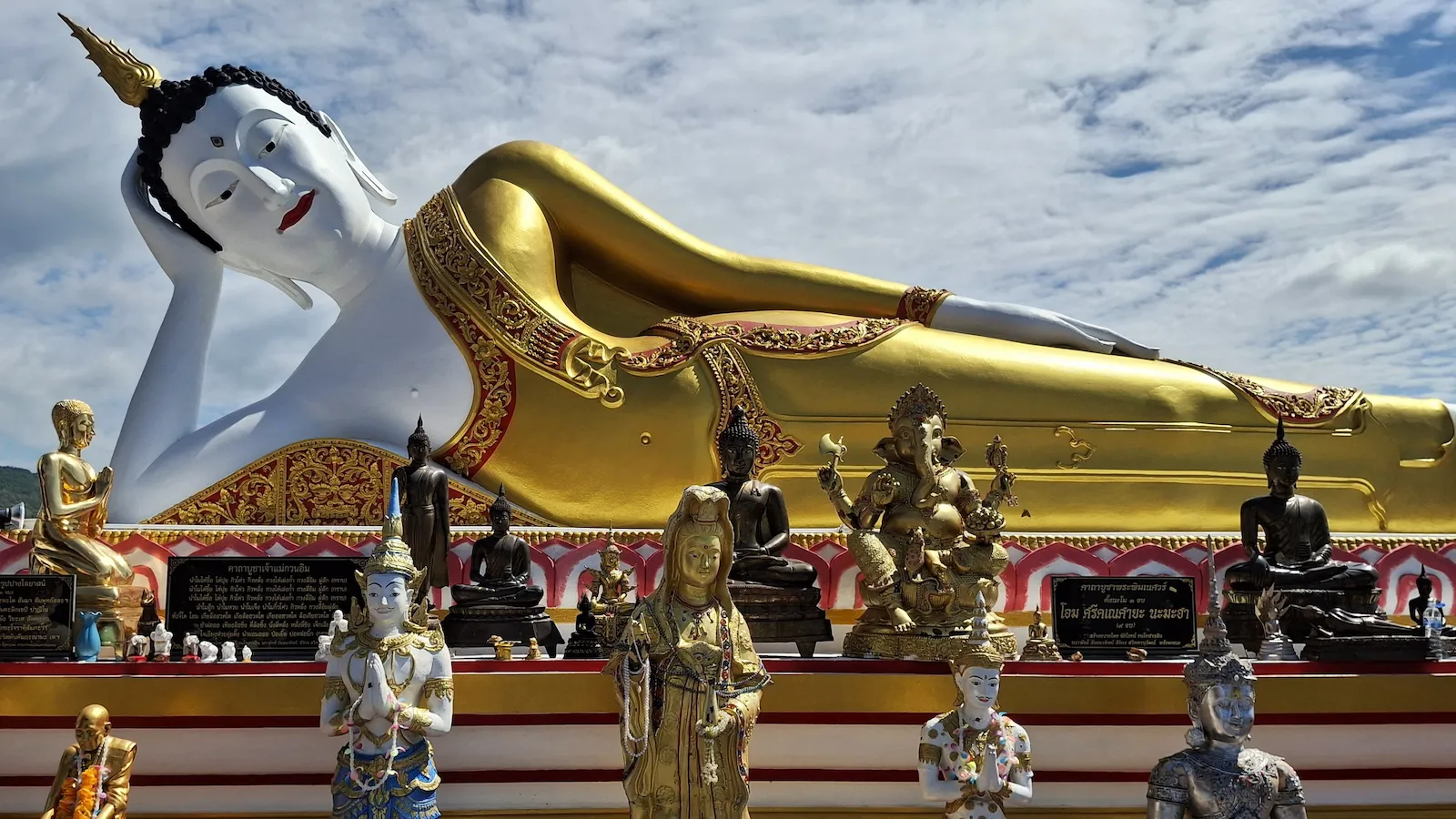 Statua thailandese di Buddha disteso