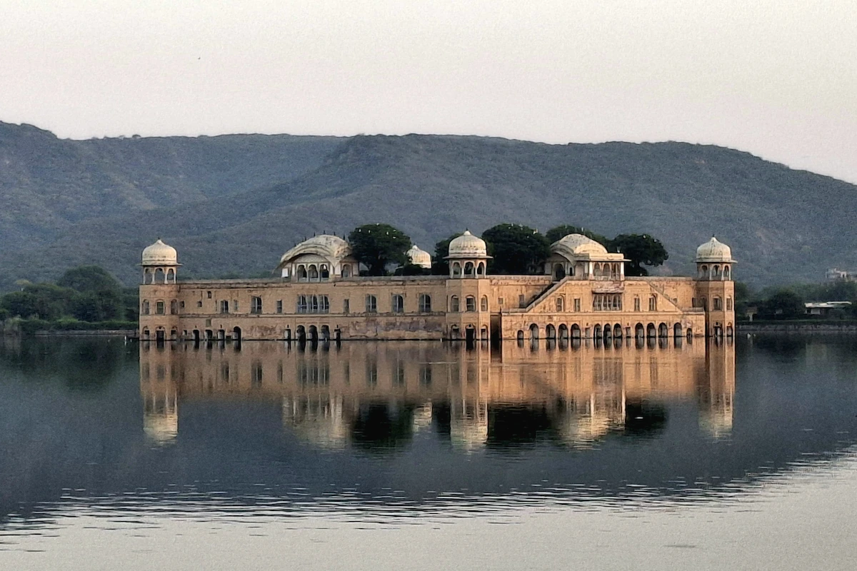 Palazzo dell'Acqua con architettura Mughal al centro di un lago a Jaipur