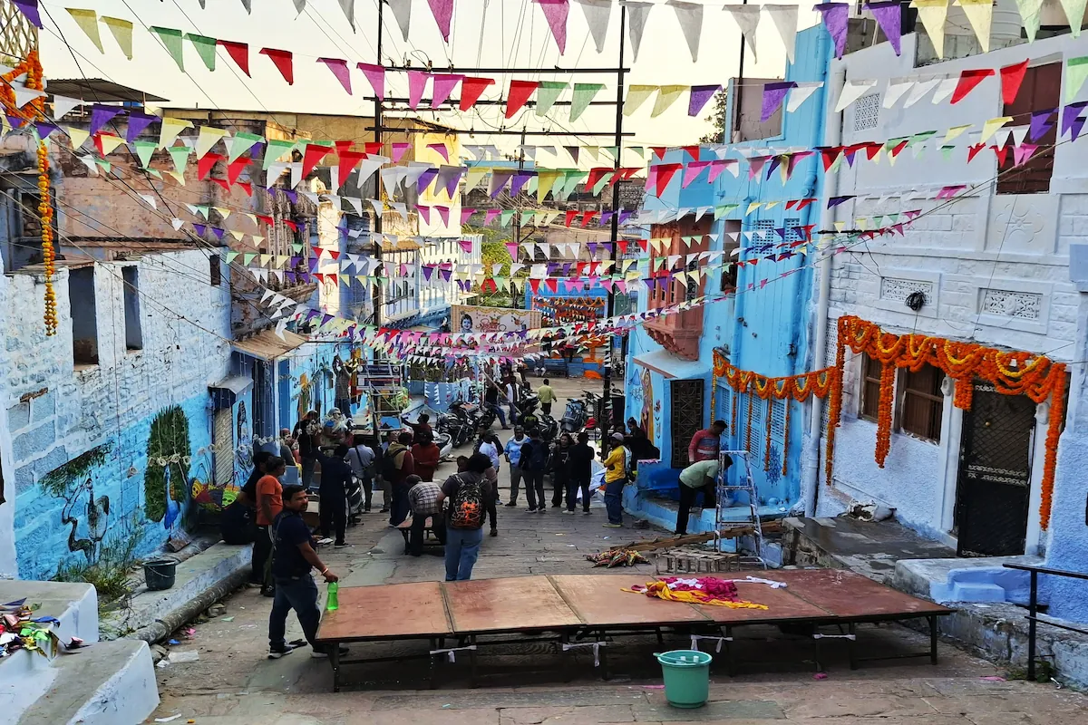 Preparativi per un festival tra le strade blu di Jodhpur
