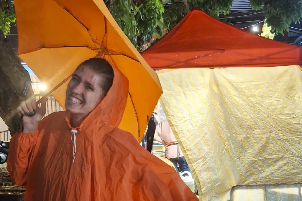 Ombrello e kway durante la stagione delle piogge e monsoni in Thailandia