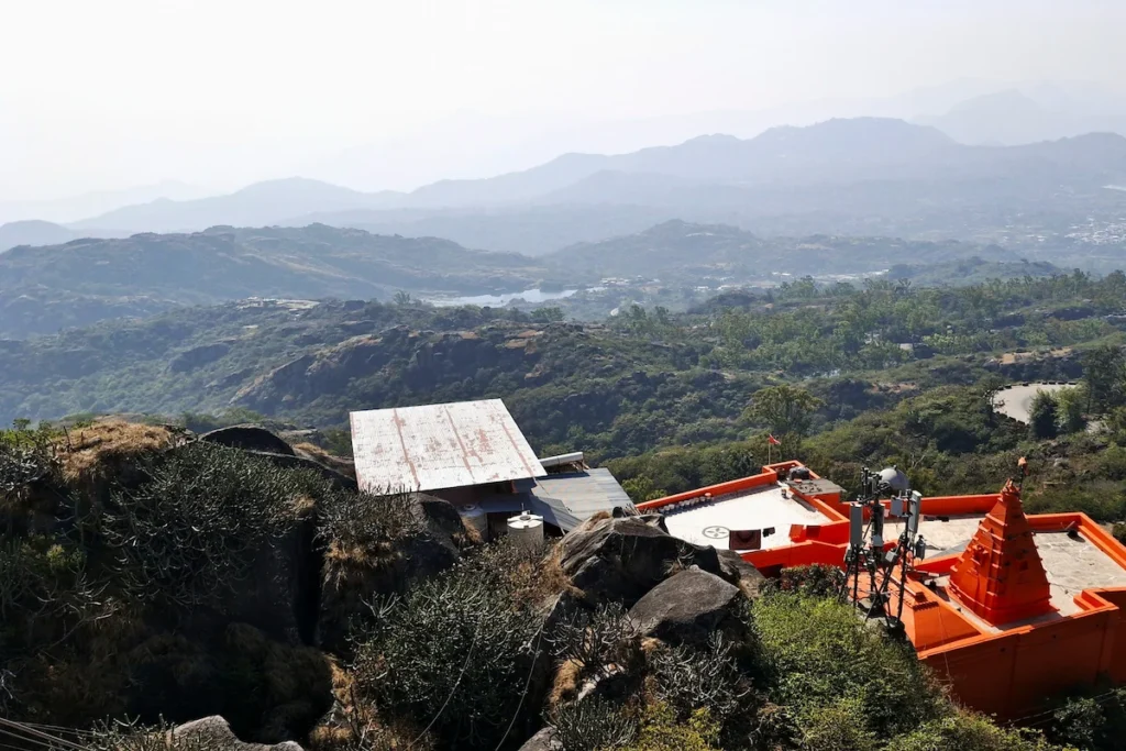 Tempio induista sulla cima del Monte Abu con veduta panoramica
