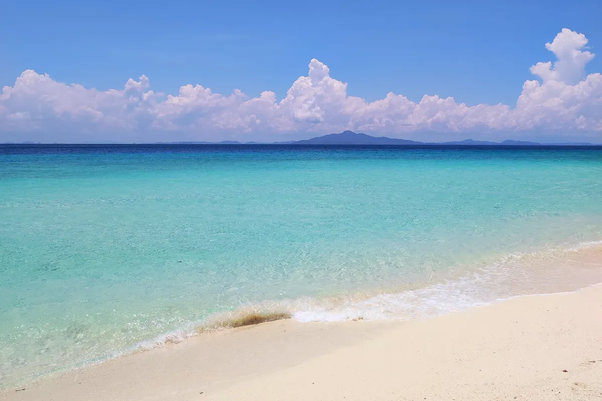 Spiaggia thailandese delle isole Phi Phi con mare cristallino e sabbia bianca