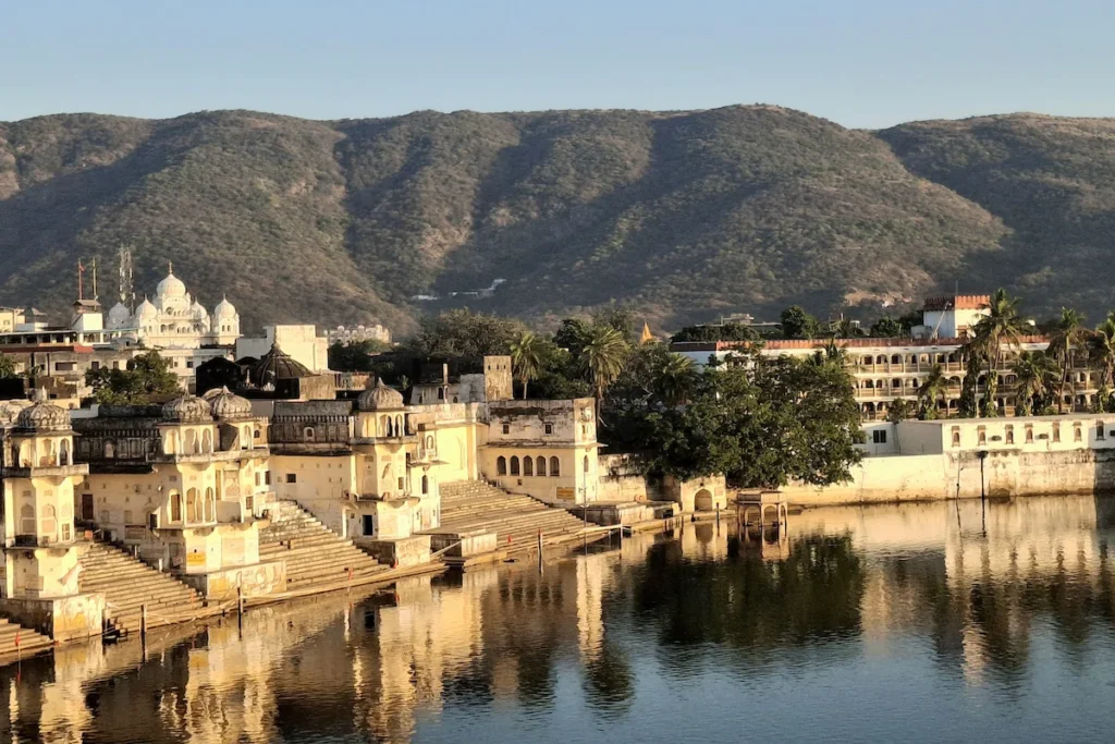 Ghats al tramonto sul lago sacro di Pushkar