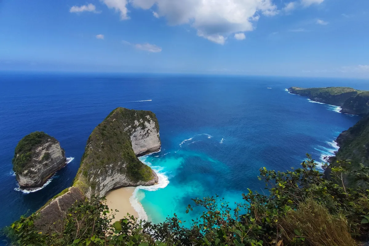 Spiaggia famosa nell'isola indonesiana di Nusa Penida