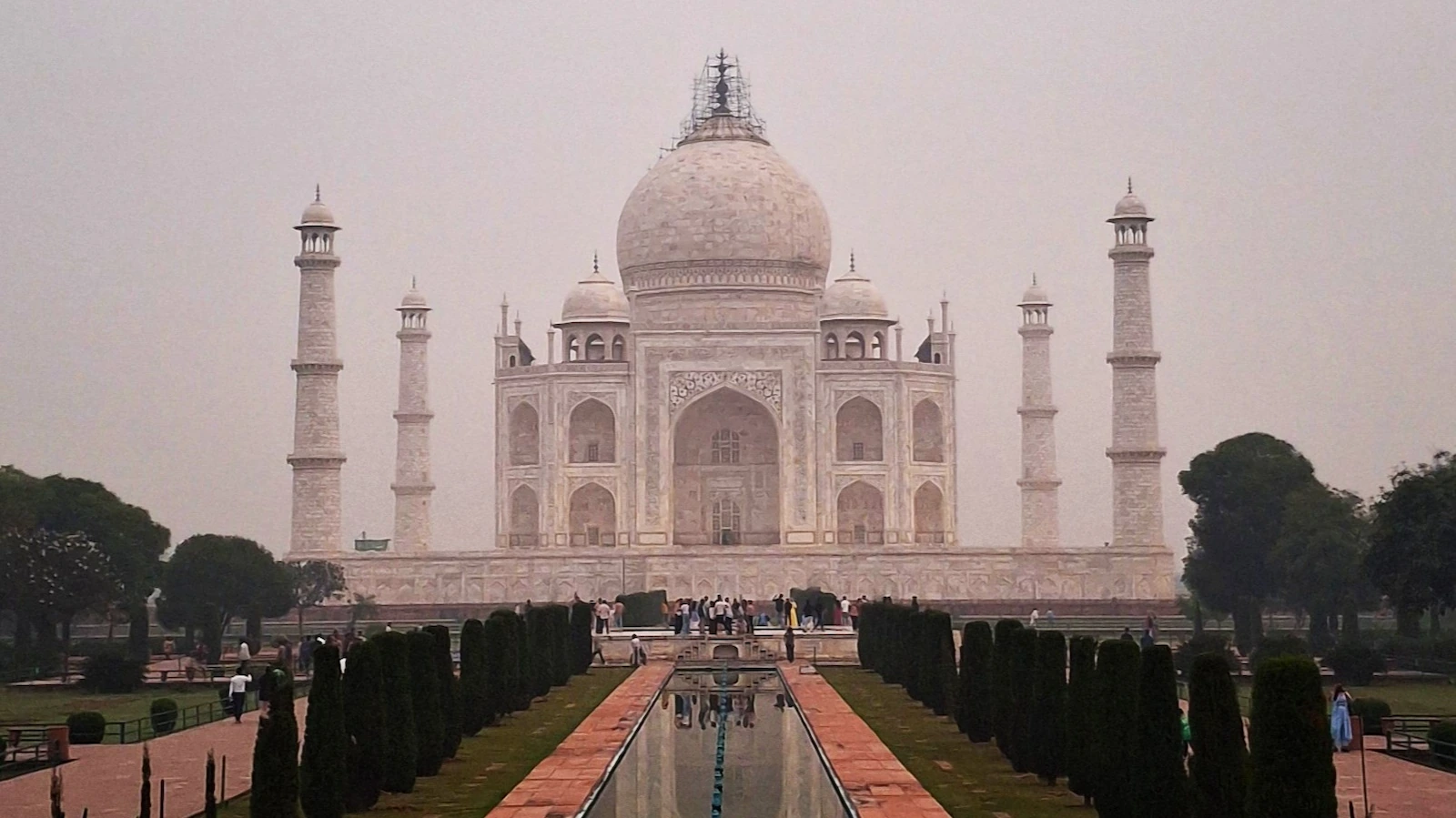Taj Mahal e giardino circostante in India all'alba