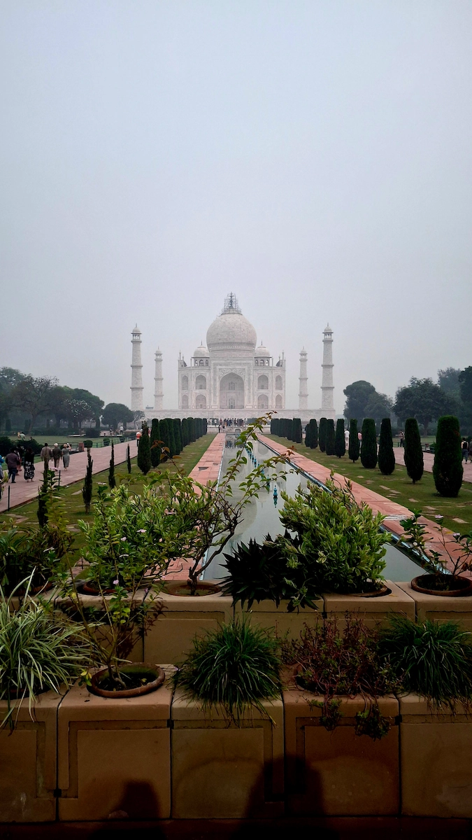 Taj Mahal e giardino circostante in India all'alba