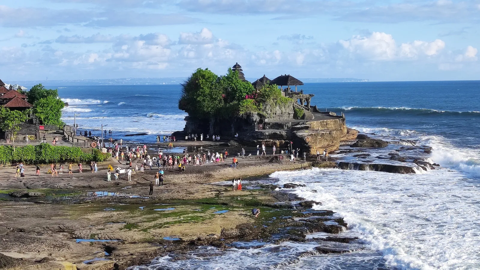 Tempio balinese costruito sugli scogli vicino al'oceano