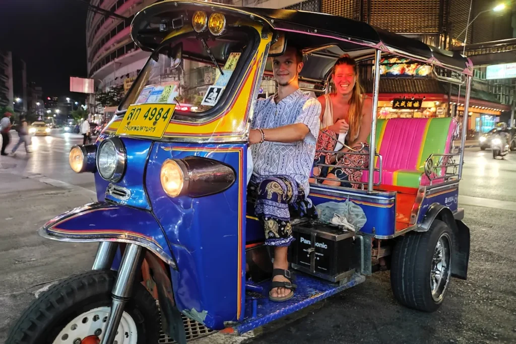 Tuk Tuk thailandese con gli autori del blog Enrico e Laura vivendo il viaggio lento