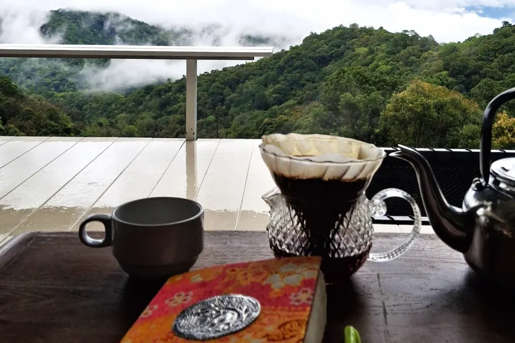 Il viaggio lento permette di rallentare e bersi un caffè scrivendo il diario con una vista stupenda