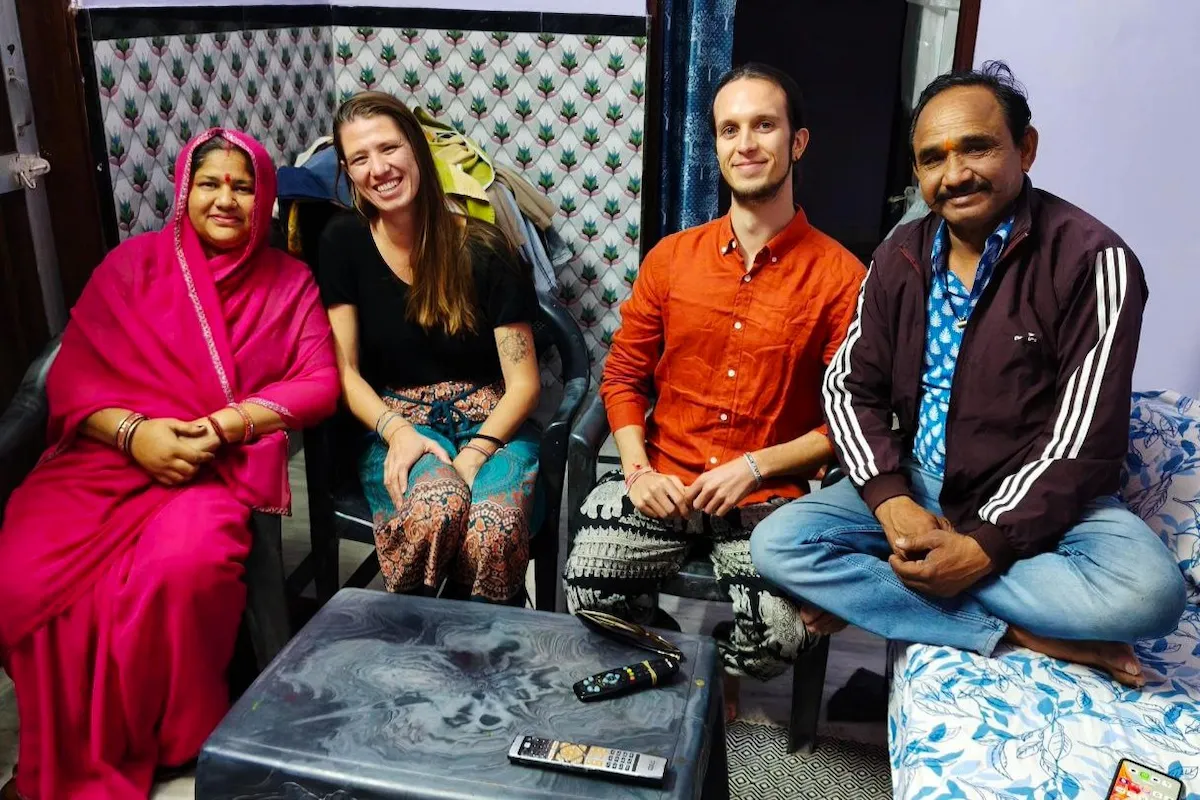 Autori del blog invitati a cena a casa di una famiglia local in India