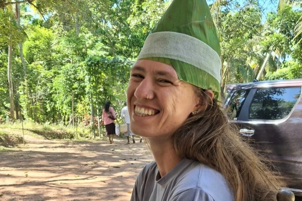 Cappello con foglia di banano contenente oli essenziali