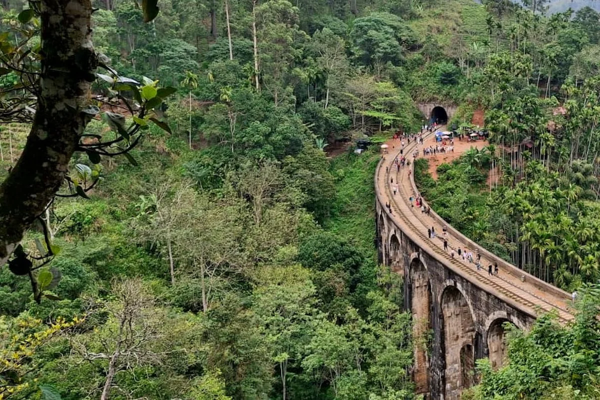 Ponte ferroviario di epoca coloniale inglese ancora in funzione e molto famoso a Ella