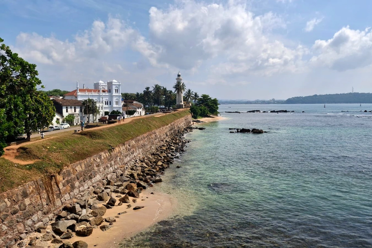 Faro e mura del forte di Galle, affacciato sull'oceano.