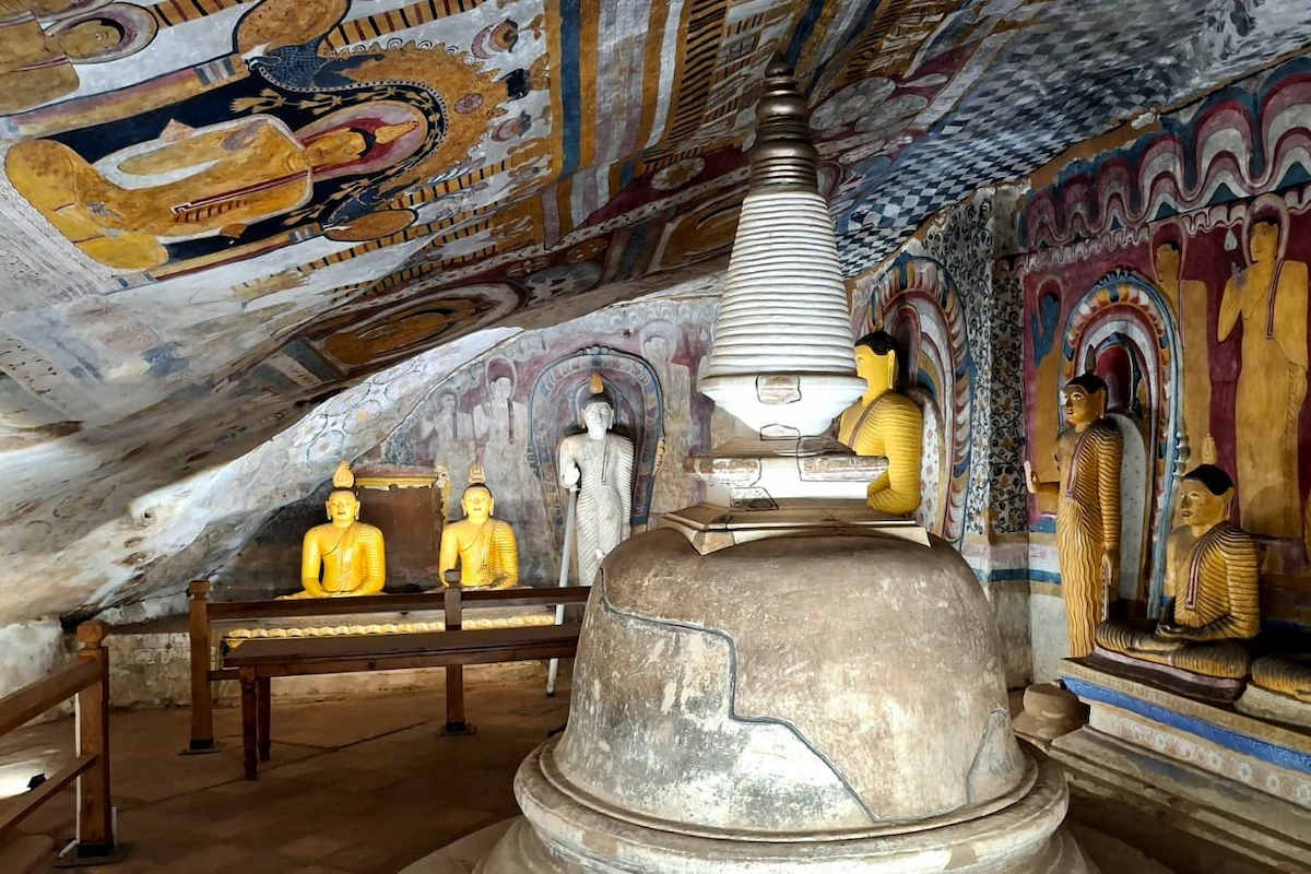 Grotte sacre buddhiste di Dambulla con statue, affreschi e spiritualità