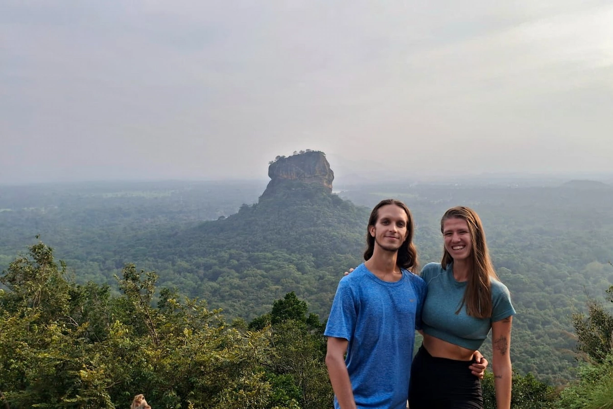 Laura ed Enrico sopra a Pidurangala Rock e con alle spalle Lion Rock a Sigiriya