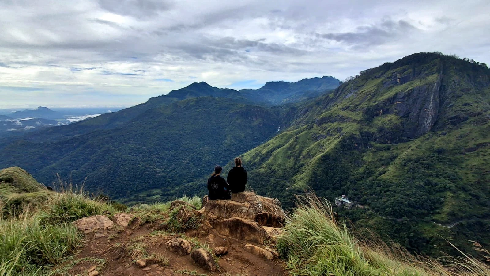 Laura ed Enrico autori di wai2venture sopra al Little Adam's Peak in Sri Lanka