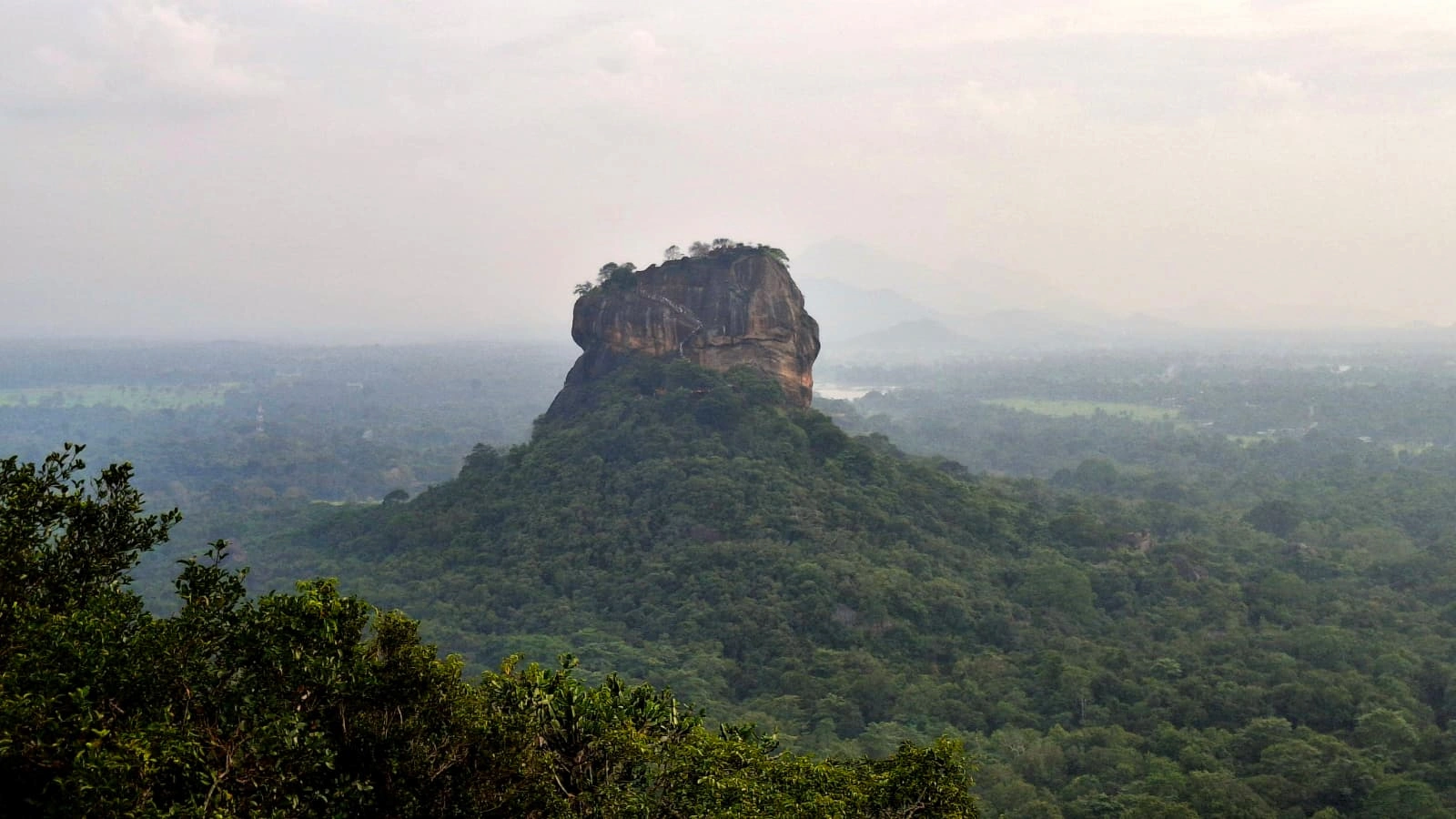 La meravigliosa Lion Rock a Sigiriya, immersa nella verde giungla dello Sri Lanka